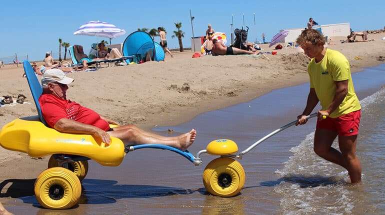 Photo d'un vacancier à Valras Plage allant à la mer avec un tiralo